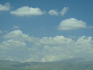 蓝天白云下的远山景色