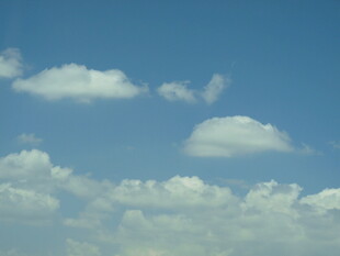 蓝天中的朵朵白云