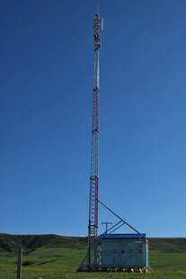 草原上的通信信号塔