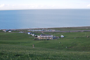 草原上的露营场景