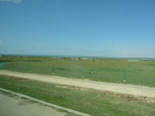 宽阔公路旁的开阔原野