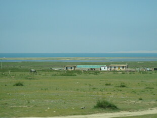 草原上的房屋与辽阔远景