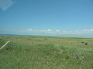 广袤草原上的开阔蓝天