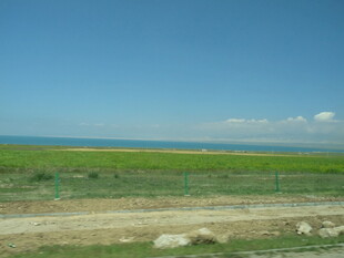 草原旷野与蓝天美景