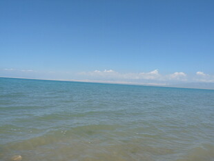 广阔海面与蓝天美景