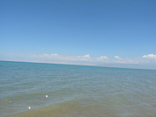 广阔海面与蓝天美景