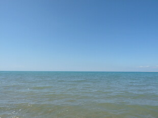 广阔海面与蓝天