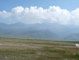 高山草原上的蓝天白云