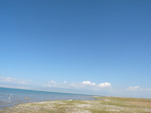 广阔蓝天与无垠大地景观
