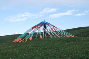 草原上的彩色经幡