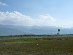 草原远景中的瞭望塔