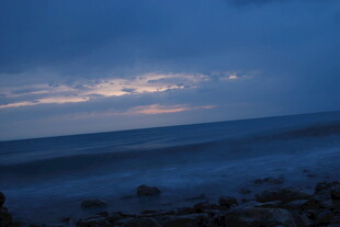 黄昏下的宁静海边景色