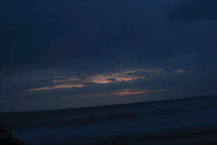 夜幕下的海边绚丽霞光