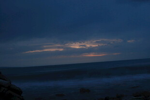 夜幕下的海边美景