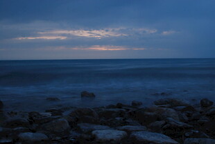 黄昏时海边的礁石景观