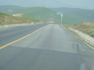 蜿蜒公路穿行于青山间