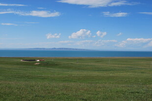 辽阔草原与蓝天相映成趣