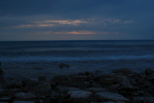 黄昏时的海边礁石景观