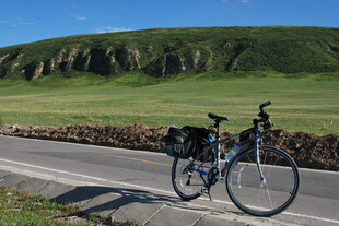 公路旁的山地自行车