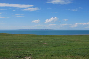 草原与海的美丽景致