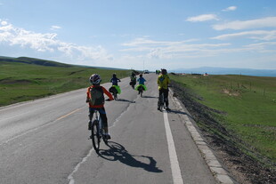 公路骑行队伍畅享户外风光