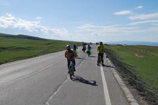 公路骑行队伍的畅快之旅
