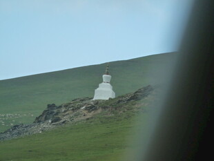 草原上的白色建筑景观