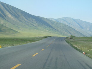 宽阔公路延伸至远山