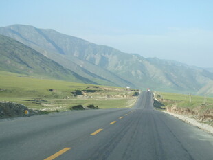 公路延伸向远方山脉