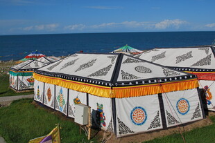 草原边的特色蒙古包