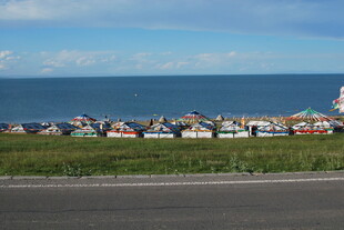 海边多彩小屋与开阔海景