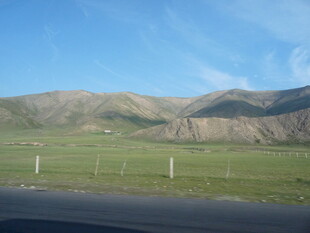 公路边的壮美山野风光