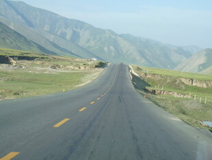 蜿蜒公路穿行于青山间