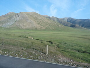 公路旁的青山绿野风光