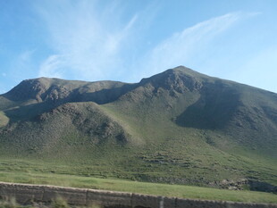 壮丽山景 蓝天白云下的风光