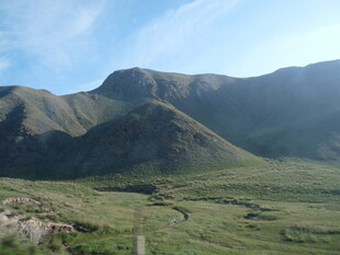 壮丽山景下的广袤草原