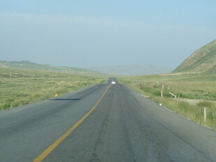 空旷公路延伸向远方