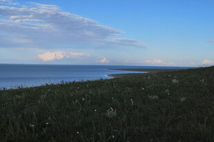 湖畔草地蓝天美景