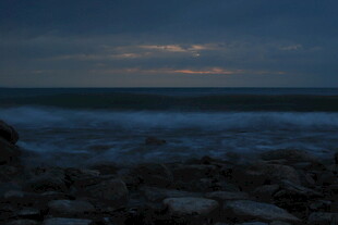 夜幕下的海边礁石景观