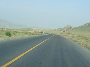 空旷公路延伸至远方