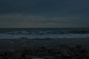 夜幕下的海浪与阴沉天空