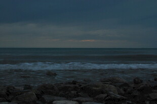 黄昏下的海边礁石景象