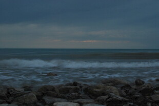 海边暮色中的礁石与海浪