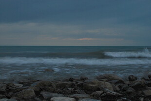 海边暮色下的礁石与海浪