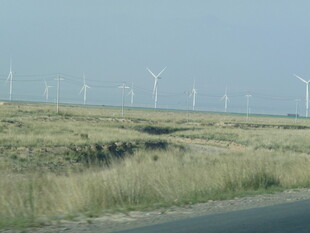 公路旁的风力发电景观