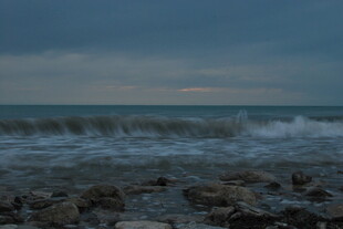 海边暮色下的礁石与海浪