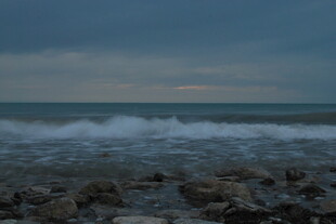 海边暮色下的礁石与海浪