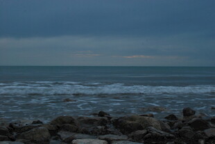 海边礁石与阴沉天空景象