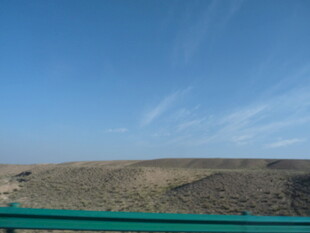 公路边的开阔蓝天与远山