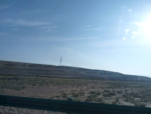 公路边的开阔旷野风景